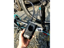 (obrázek pro) Aku mini kompresor 7,4V s LED svítilnou BASS